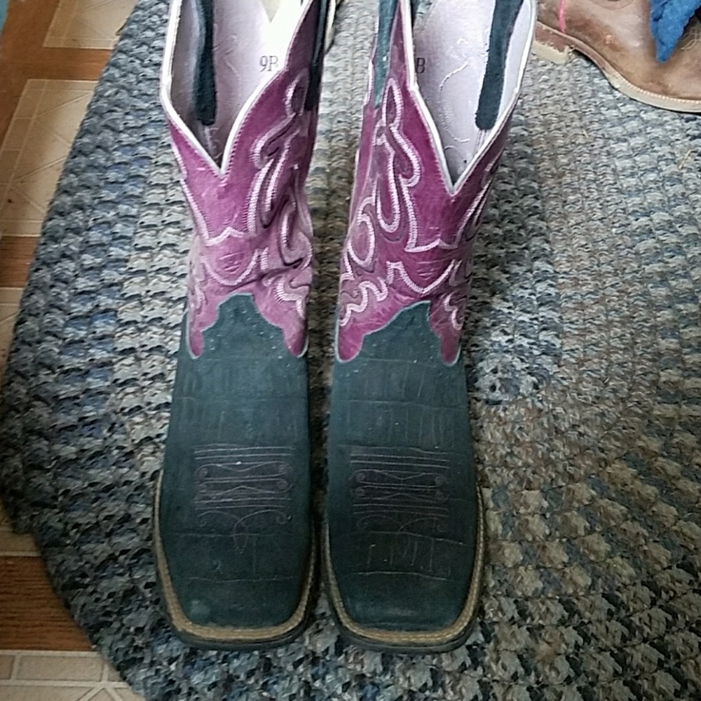 Size 9B Ariat black cowboy boots